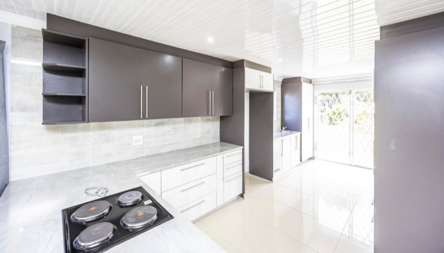 4 Bedroom Property for Sale in Sunnyridge Eastern Cape